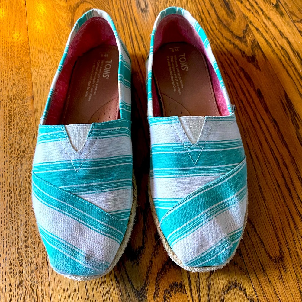 Tom’s canvas shoes
